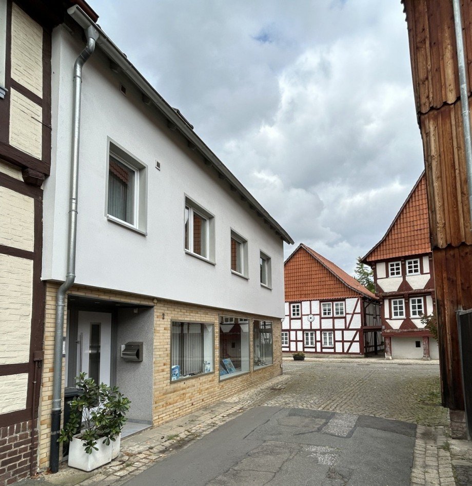 Blick von der Seite auf den Hauseingang Wohn- / Gesch�ftshaus Hornburg