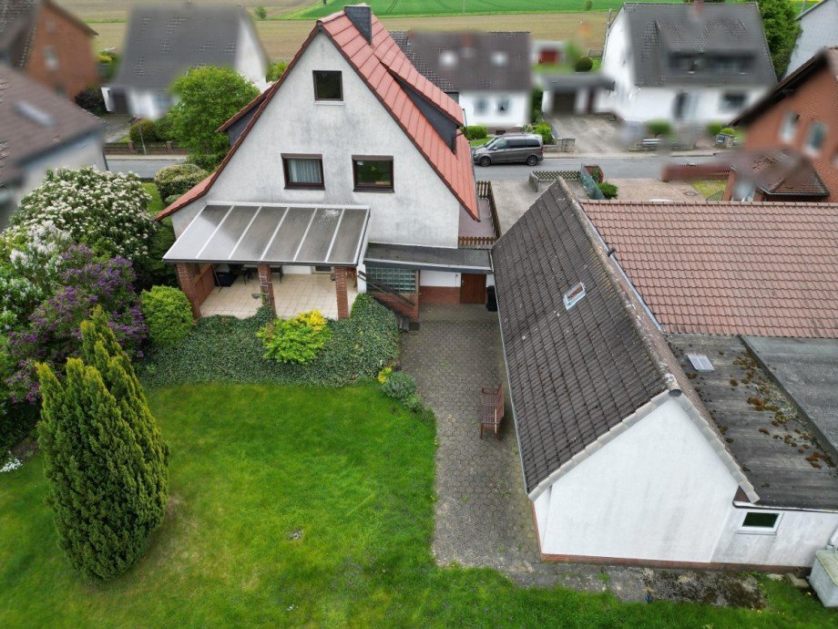 Drohne - Blick vom Garten auf die �berdachte Terrasse Einfamilienhaus Sehlde