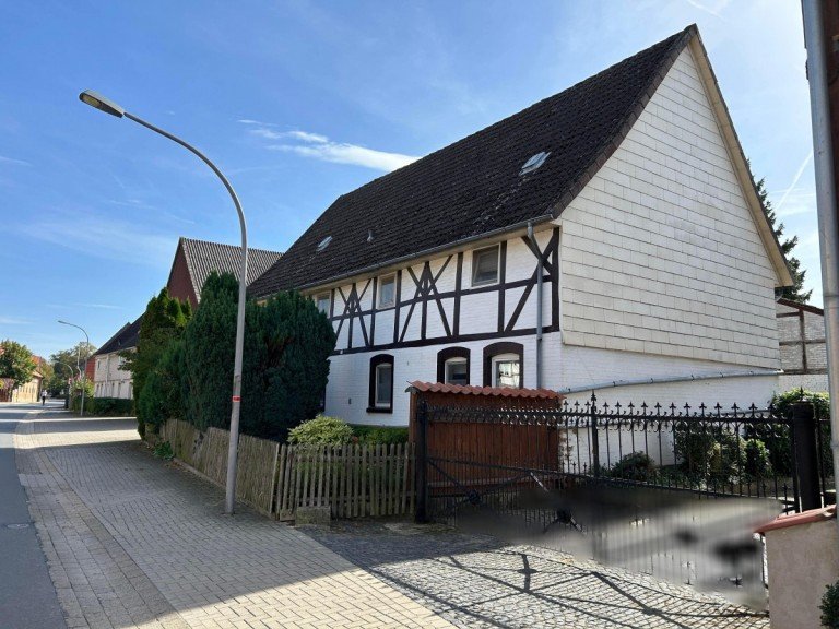 Blick von der Stra�e aufs Haus Fl�the - Gro� Fl�the Einfamilienhaus Fachwerk-Doppelhaus mit vermieteter Einheit - Sanierungsobjekt f�r Handwerker & Investoren