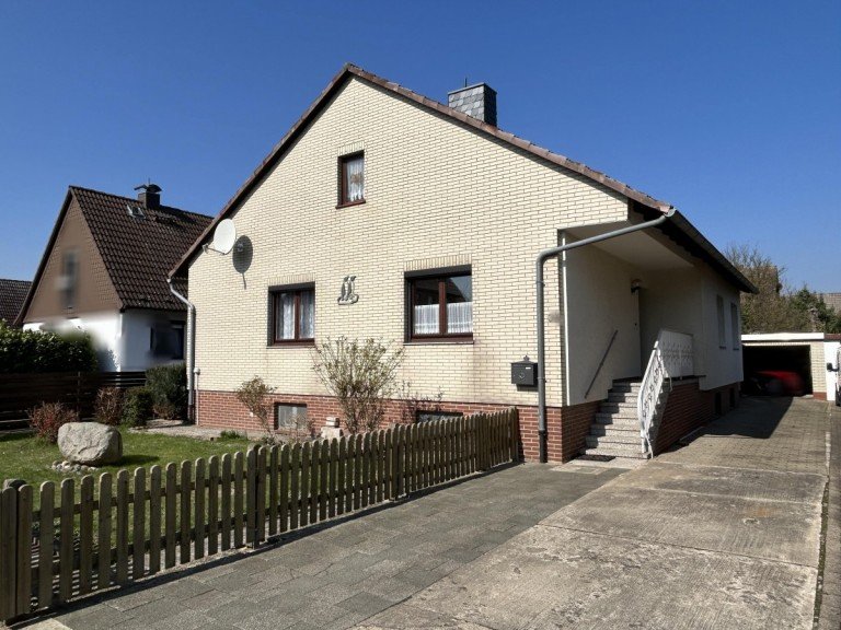 Blick von der Stra�e Wolfenb�ttel - F�mmelse Einfamilienhaus EFH mit Garage, Keller & neuwertiger Heizung in Wolfenb�ttel OT F�mmelse