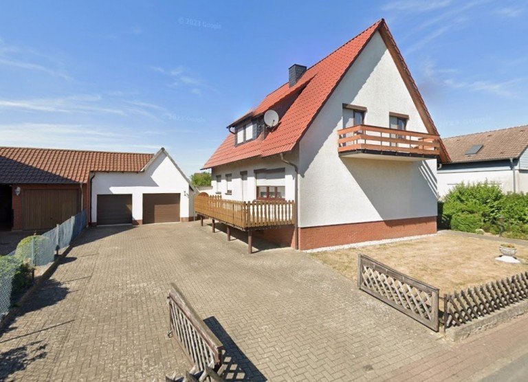 Stra�enansicht mit Zufahrt und Garagen Sehlde Einfamilienhaus Einfamilienhaus mit Einliegerwohnung, gro�em Grundst�ck und Garagen in Sehlde