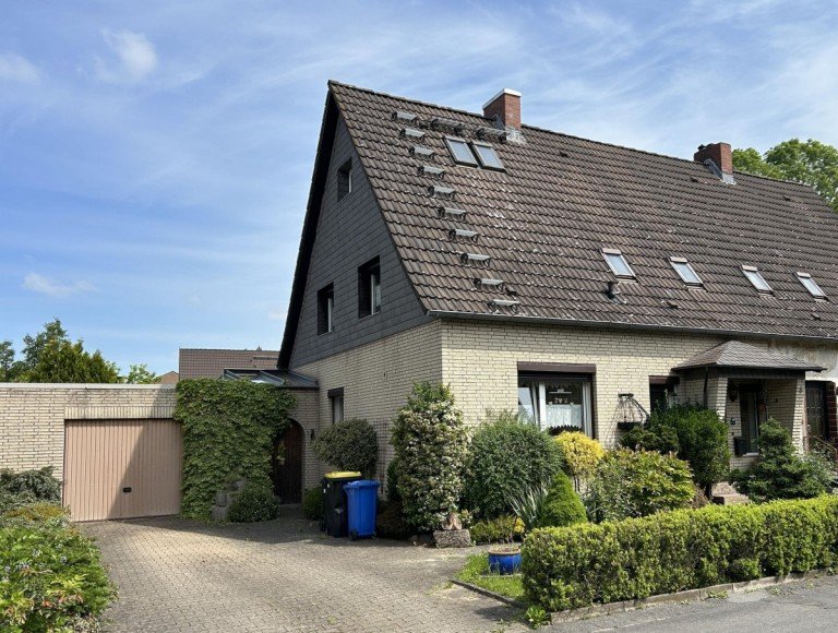 Blick von der Stra�e aufs Haus Salzgitter - Hallendorf Doppelhaush�lfte Doppelhaush�lfte mit Garten, Garage und �berdachter Terrasse in Salzgitter-Hallendorf