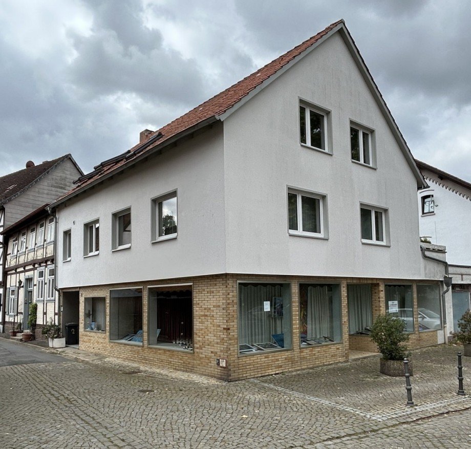 Blick von seitlich vorn Wohn- / Gesch�ftshaus Hornburg