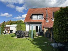 Blick vom Garten aufs Haus Doppelhaush�lfte in Gr. Fl�the - Feldrandlage - vermietet, gepflegt und mit Entwicklungsperspektive