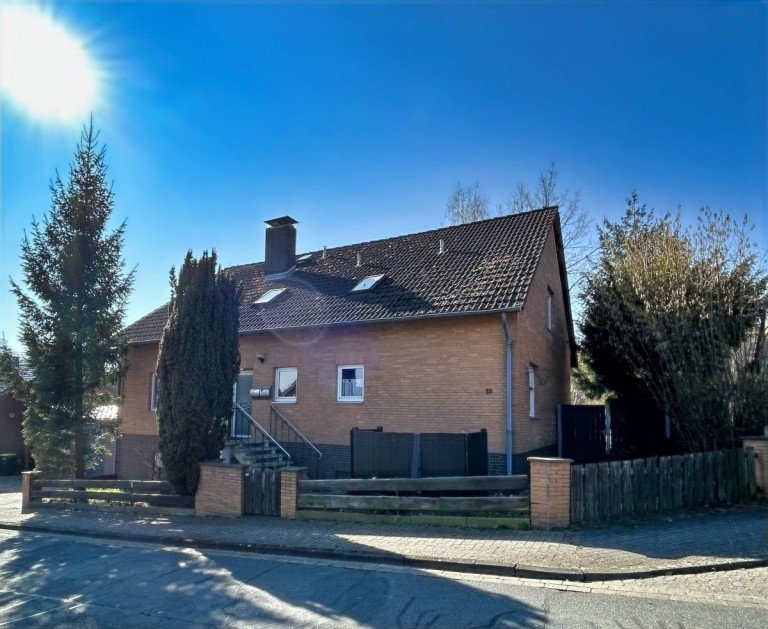Blick von der Stra�e aufs Haus Salzgitter - Gebhardshagen Einfamilienhaus Einfamilienhaus mit Einliegerwohnung und gro�em Grundst�ck in Salzgitter-Gebhardshagen