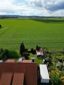Drohne - Blick �bers Haus auf die Felder Doppelhaush�lfte in Gr. Fl�the - Feldrandlage - vermietet, gepflegt und mit Entwicklungsperspektive