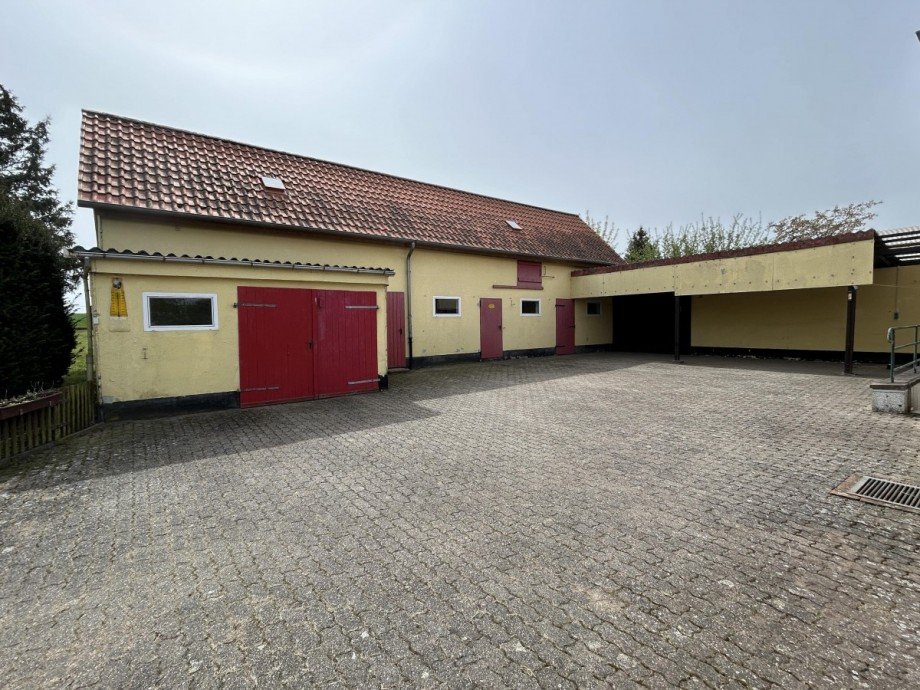 Hof mit Garage und Nebengeb�ude Einfamilienhaus Uehrde