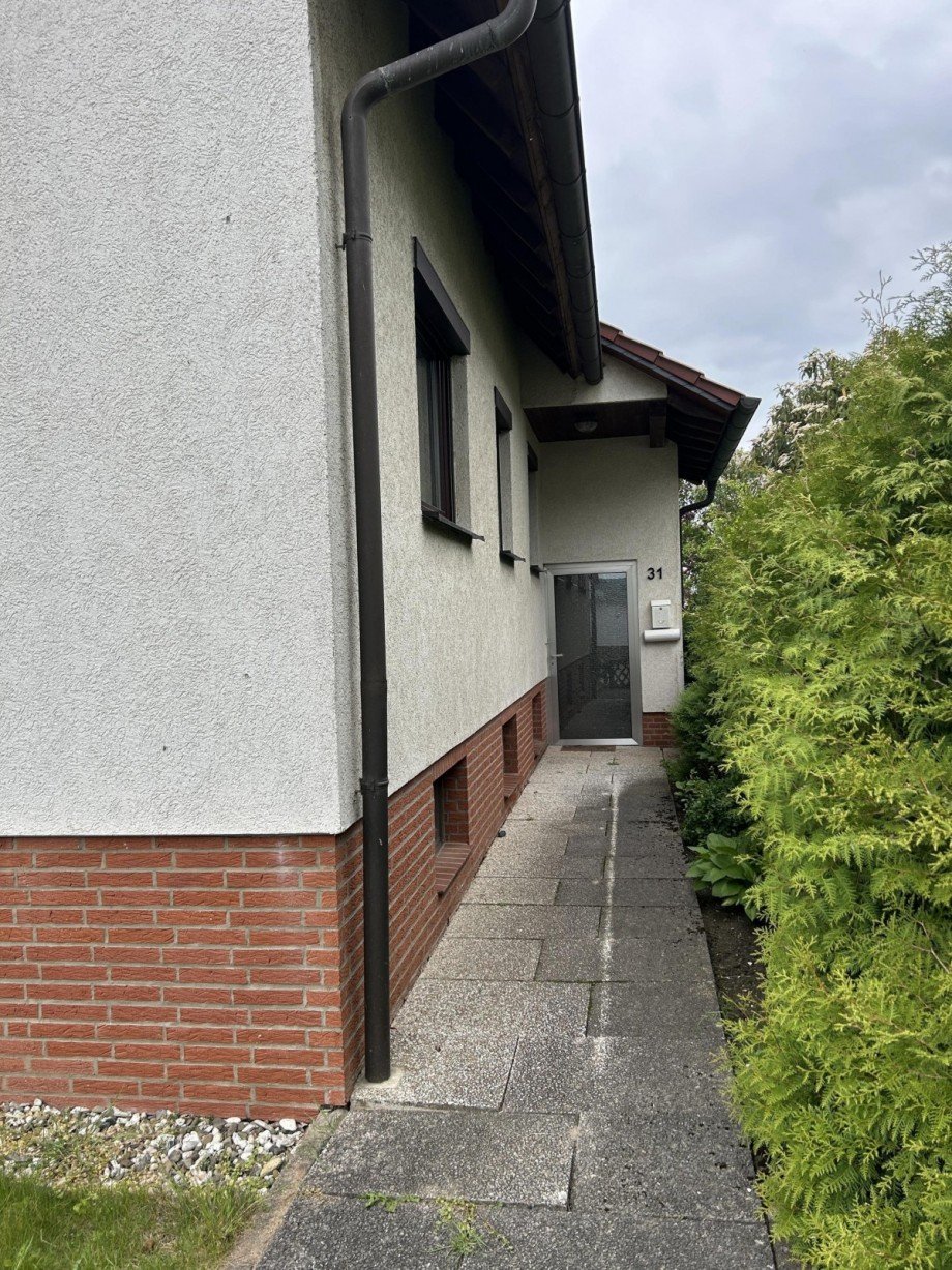 Seitlich am Haus zum Eingang Einfamilienhaus Sehlde