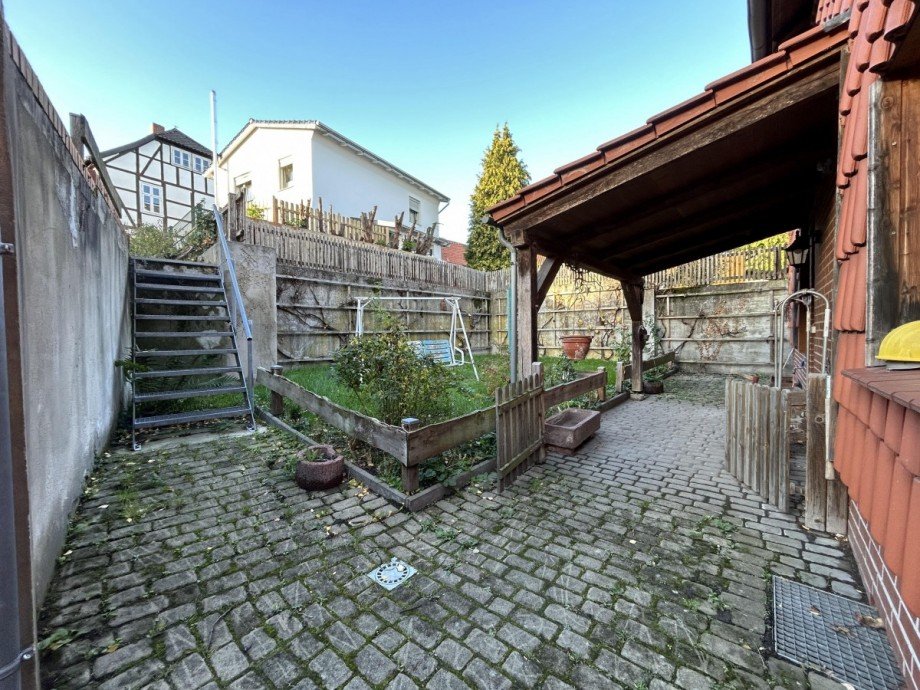 Garten hinterm Haus mit Treppe zum weiteren Garten Einfamilienhaus Sch�ningen