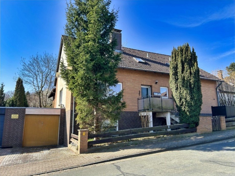 Blick auf die Garage und das Haus Einfamilienhaus Salzgitter