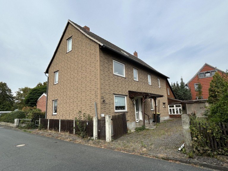 Blick von der Stra�e aufs Haus Cremlingen - Weddel Einfamilienhaus Viel Platz. Viele M�glichkeiten. Provisionsfrei f�r K�ufer - gro�es Wohnhaus in Weddel