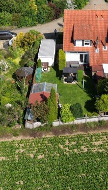 Drohne - Blick vom Feld aufs Haus Doppelhaush�lfte in Gr. Fl�the - Feldrandlage - vermietet, gepflegt und mit Entwicklungsperspektive