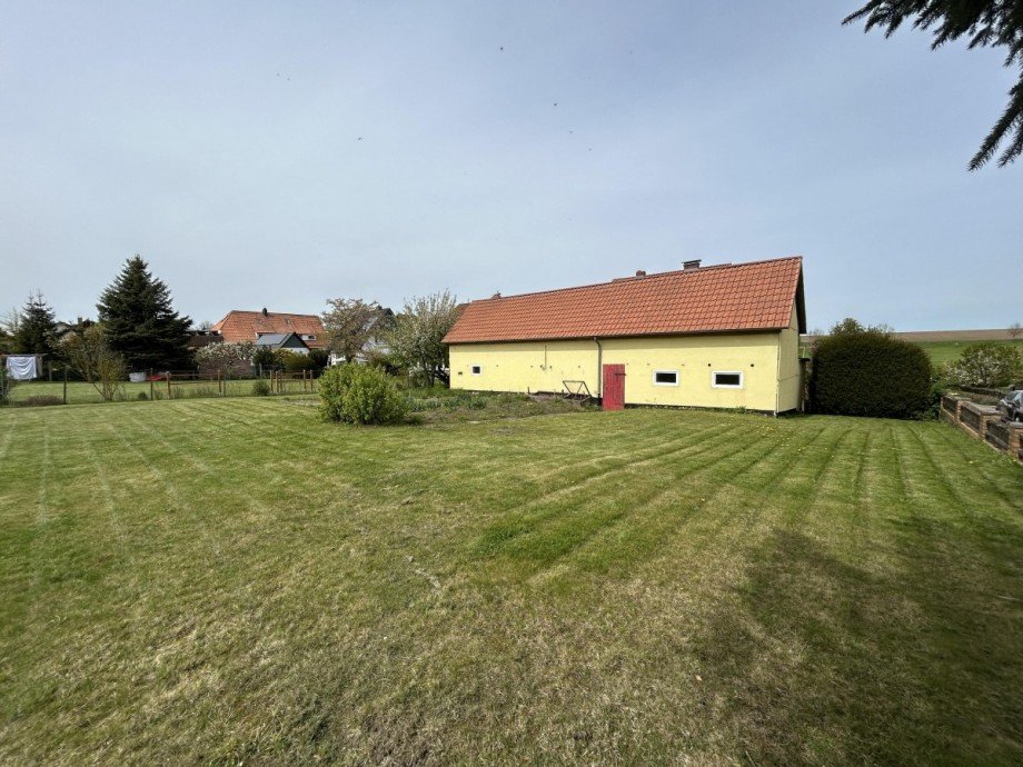 Blick vom Garten auf Nebengeb�ude Einfamilienhaus Uehrde